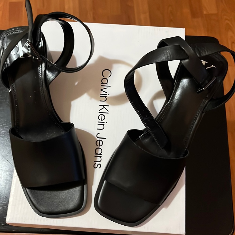 Calvin Klein Women’s Jeroty Black Sandal Size 8M